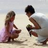 Halle brinca com sua filha, Nahla, de 5 anos