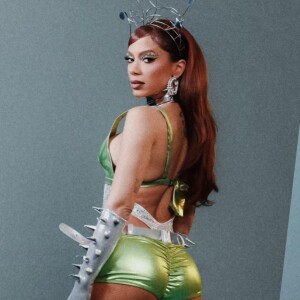 Anitta aposta em look futurista para show em Brasília