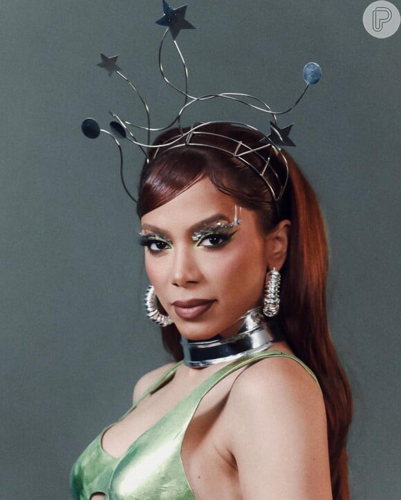 Anitta escolheu um look futurista para o seu Ensaio de Carnaval em Brasília