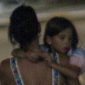 Mel Fronckowiak e a filha, Nina, foram clicadas em momento raro nesta terça-feira 24 de janeiro de 2023