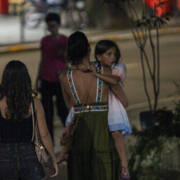 Filha de Mel Fronckowiak, Nina, 5 anos, apostou em um vestido colorido para passear com a mãe