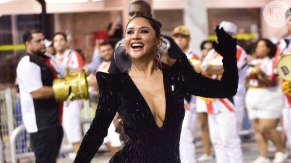 Mileide Mihaile apostou em um macacão com decote em look all black para ensaio do carnaval 2023 em São Paulo em 25 de janeiro de 2023