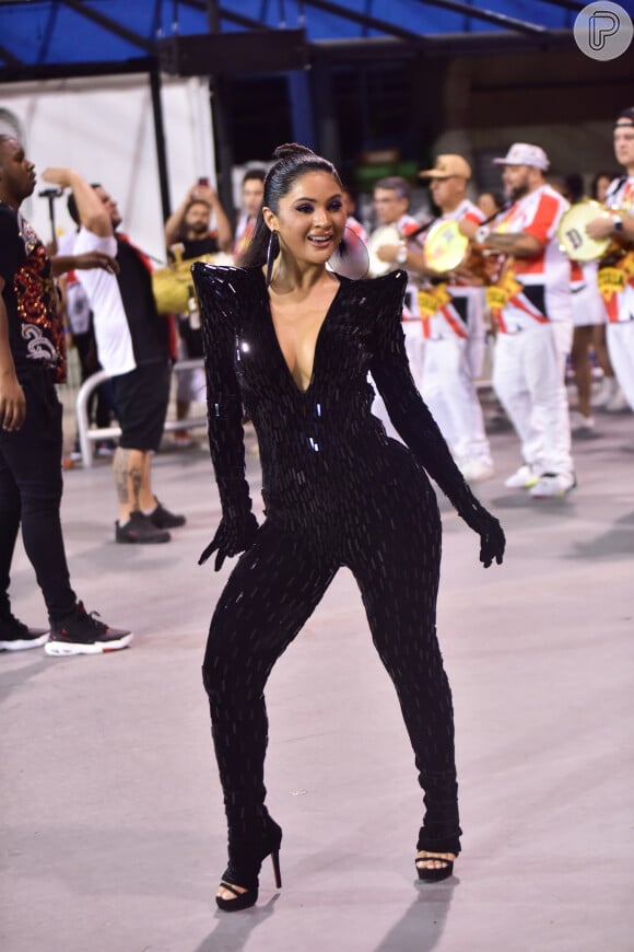 Mileide Mihaile mostrou muito samba no pé em ensaio de carnaval