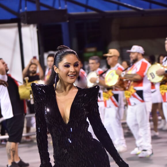 Mileide Mihaile mostrou muito samba no pé em ensaio de carnaval