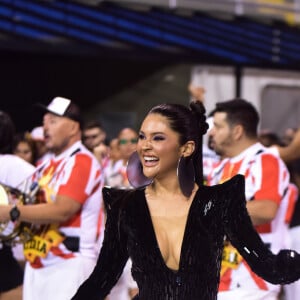 Mileide Mihaile apostou em um macacão com decote generoso para ensaio de carnaval da Independente Tricolor