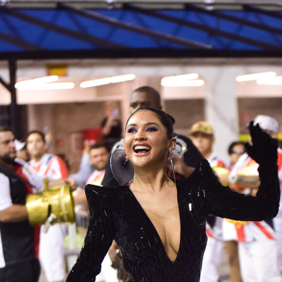 Mileide Mihaile arrasou com um macacão colado no corpo para ensaio de carnaval
