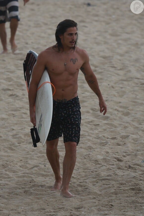 Romulo Neto deixou praia do Rio, após surfar