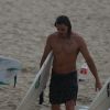 Romulo Neto exibiu barriga chapada durante surfe no Rio