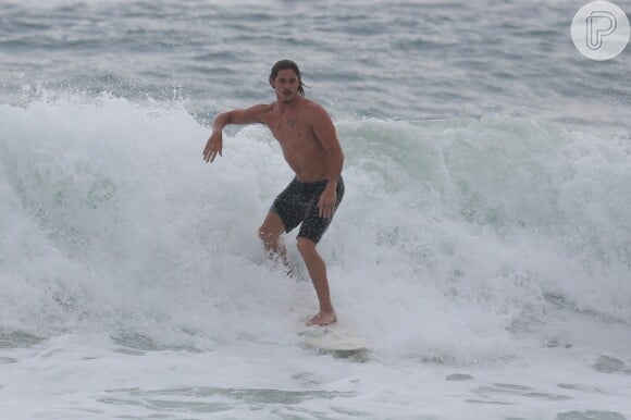 Romulo Neto aproveitou a tarde de folga para surfar na Zona Sul do Rio