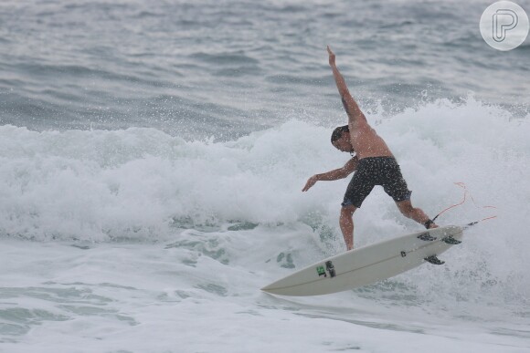 Romulo Neto perdeu o equilíbrio ao surfar em praia da Zona Sul do Rio