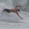 Romulo Neto cai da prancha de surfe no Rio enquanto pegava ondas, nesta segunda-feira, 5 de janeiro de 2015