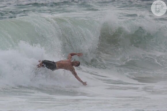 Romulo Neto cai da prancha de surfe no Rio enquanto pegava ondas, nesta segunda-feira, 5 de janeiro de 2015