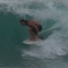 Romulo Neto surfou na praia do Pepino, em São Conrado, Zona Sul do Rio de Janeiro