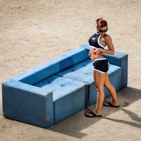 Anitta fez pose para mostrar o look da equipe de funk carioca