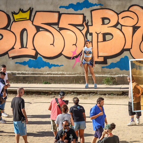 Anitta posou em um muro com a inscrição 'Boss Bitch', que para muitos é o nome da nova música