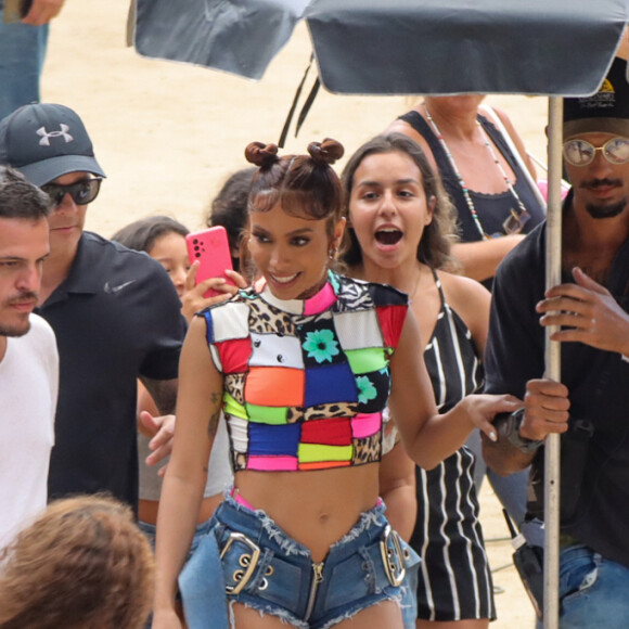 Anitta foi muito assediada pelos moradores da comunidade