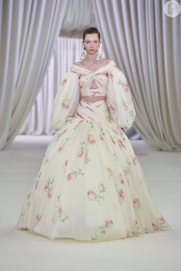 Vestido de noiva com estampa floral apareceu na passarela de Giambattista Valli na Alta-Costura da Paris Fashion Week