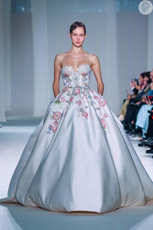 Floral em aplicações de vestido de noiva deram charme especial à essa criação de Elie Saab da Paris Fashion Week Alta-Costura 2023