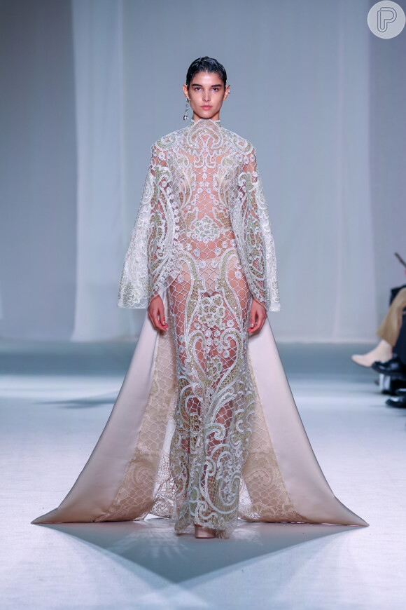 Vestido de noiva rico em bordados foi destaque na passarela de Elie Saab na Paris Fashion Week Haute Couture
