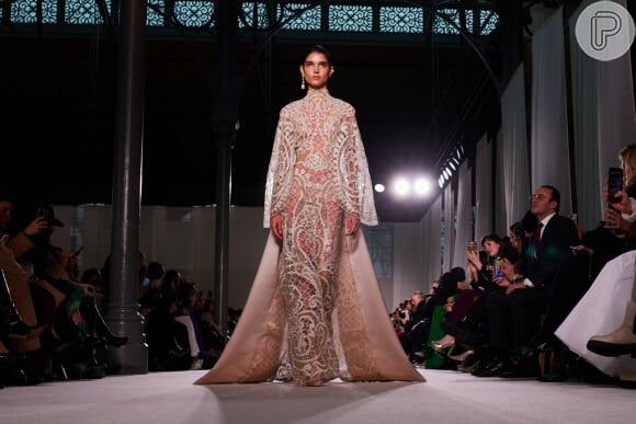 Vestido de noiva com transparência e bordados: essa peça Elie Saab reúne tendências para casamento