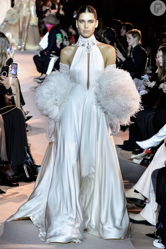 Vestido de noiva com plumas: esse modelo elegante Zuhair Murad na Paris Fashion Week de Alta-Costura vai agradar quem quer um casamento mais moderno