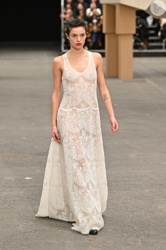 Vestido de noiva minimalista com bordados apareceu na passarela da Chanel durante a Paris Fashion Week Haute Couture