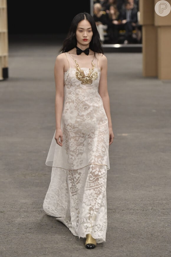 Renda em vestido de noiva romântico: esse longo da Chanel na Alta-Costura da Paris Fashion Week é perfeito para o dia do sim