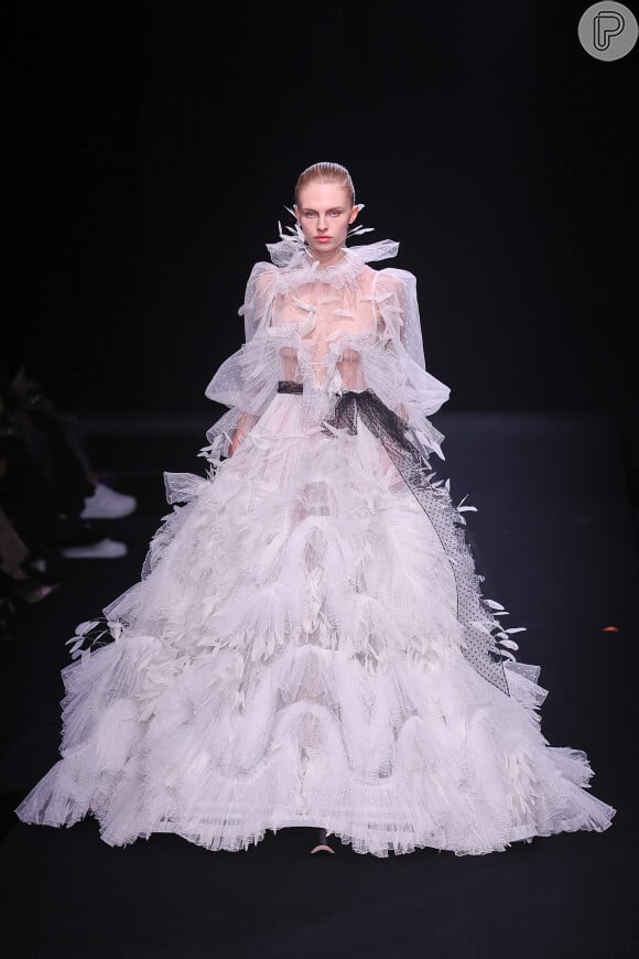 Vestido de noiva com plumas em todo o comprimento foi destaque em desfile da Valentino na Alta-Costura da Paris Fashion Week