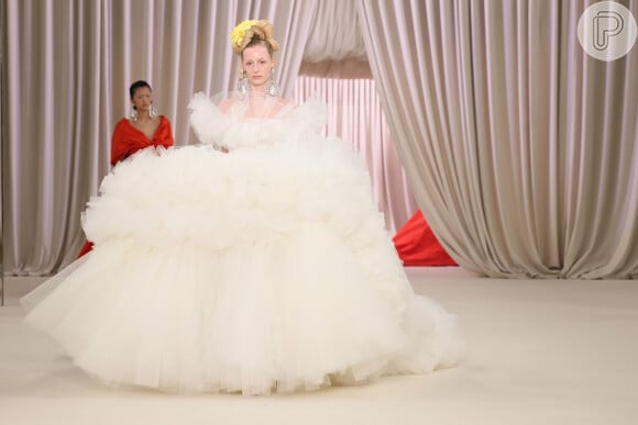 Vestido de noiva com tule será aposta certeira para 2023: esse longo Giambattista Valli na Paris Fashion Week de Alta-Costura é inspiração certeira