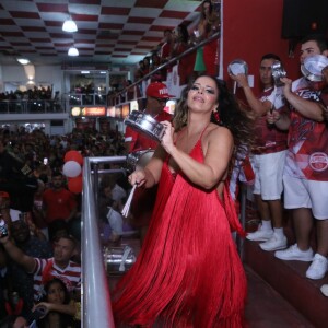 Viviane Araújo reforçou que sabe tocar tamborim ao brilhar em ensaio do Salgueiro para o carnaval 2023