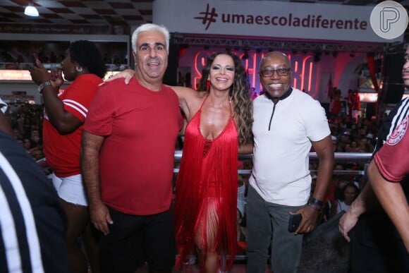 Viviane Araújo posou com Orã Figueiredo e Nando Cunha em ensaio do Salgueiro