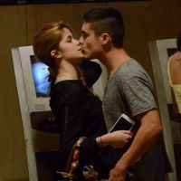 Guilherme Leicam, de 'Alto Astral', troca beijos com a namorada em shopping