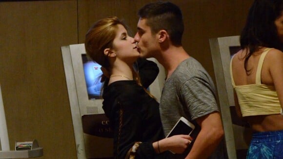 Guilherme Leicam, de 'Alto Astral', troca beijos com a namorada em shopping