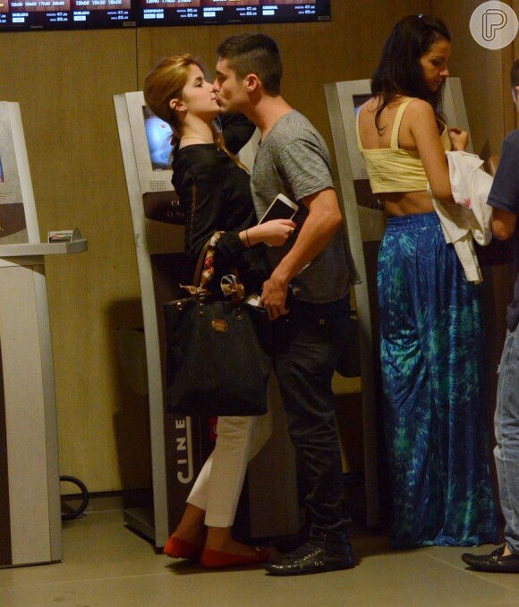 Guilherme Leicam e Bruna Altieri trocaram muitos beijos enquanto compravam os bilhetes para a sessão de cinema