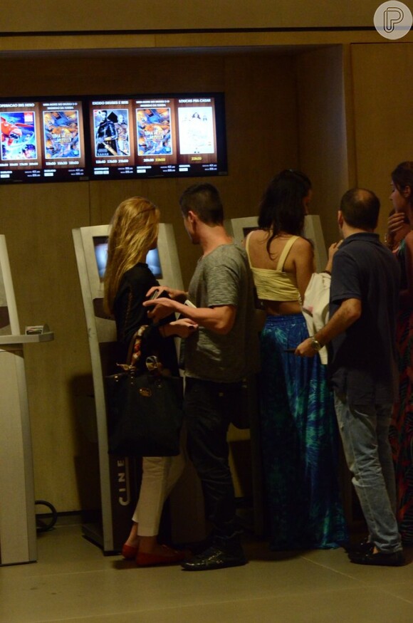 Guilherme Leicam levou a namorada, Bruna Altieri, ao cinema na noite de segunda-feira, 5 de janeiro de 2015. Enquanto compravam os bilhetes para a sessão, eles trocaram muitos beijos apaixonados e sorriram para a câmera ao perceberem que estavam sendo clicados