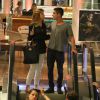 Guilherme Leicam levou a namorada, Bruna Altieri, ao cinema na noite de segunda-feira, 5 de janeiro de 2015. Enquanto compravam os bilhetes para a sessão, eles trocaram muitos beijos apaixonados e sorriram para a câmera ao perceberem que estavam sendo clicados