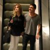 Guilherme Leicam levou a namorada, Bruna Altieri, ao cinema na noite de segunda-feira, 5 de janeiro de 2015. Enquanto compravam os bilhetes para a sessão, eles trocaram muitos beijos apaixonados e sorriram para a câmera ao perceberem que estavam sendo clicados