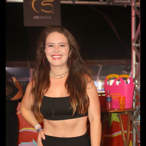 Mariana Bridi exibiu a barriga seca em look ousado