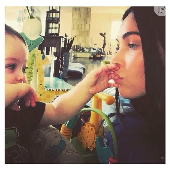 Megan Fox posta foto no Instagram com o filho caçula, Bodhi. 'Vou lhe dar raízes e asas', legendou a imagem