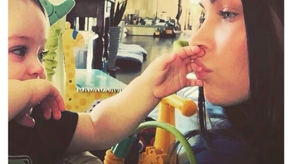 Megan Fox posta foto com filho caçula, Bodhi, no Instagram: 'Vou lhe dar asas'