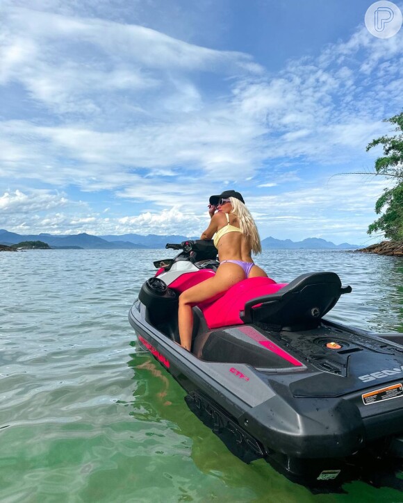 Karoline Lima postou foto em uma praia em São Paulo