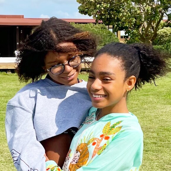 Filhas de Gloria Maria, Maria e Laura têm 15 e 14 anos de idade, respectivamente