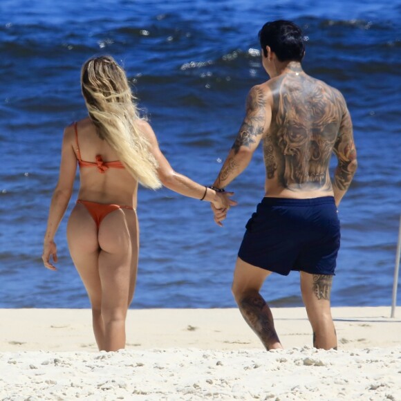 Gabi Martins deixou seu corpão em evidência em flagra na praia