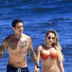 Gabi Martins mostrou abdômen trincado em dia de praia com namorado