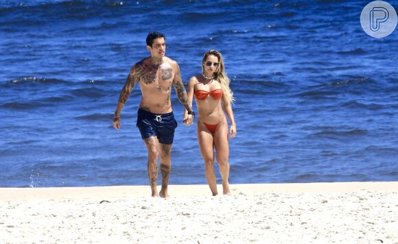 Gabi Martins mostrou abdômen trincado em dia de praia com namorado