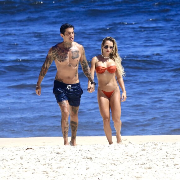 Gabi Martins mostrou abdômen trincado em dia de praia com namorado