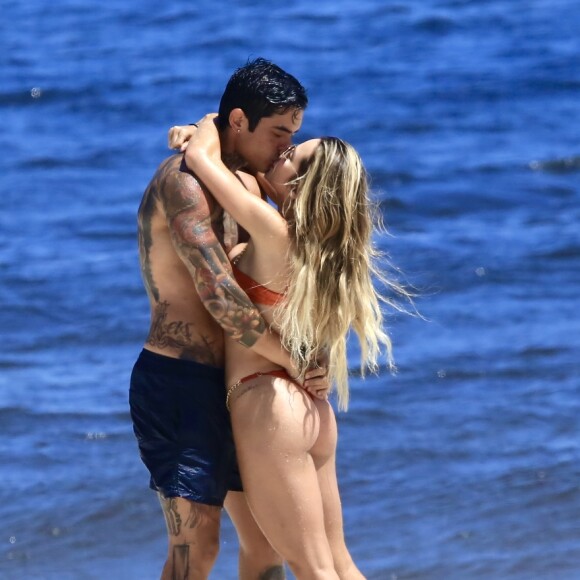 Gabi Martins e o namorado, Lincoln Lau, trocaram beijos na areia