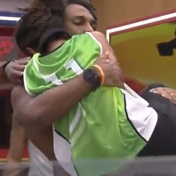 BBB 23: Fred Nicácio consolou Domitila enquanto a 'sister' chorava