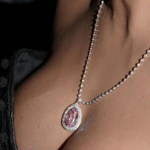 Detalhe para o colar de Anitta no Grammy 2023