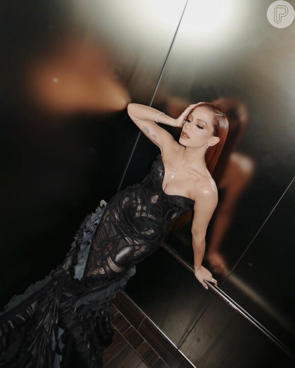 Anitta apostou em um vestido com transparência para o Grammy 2023